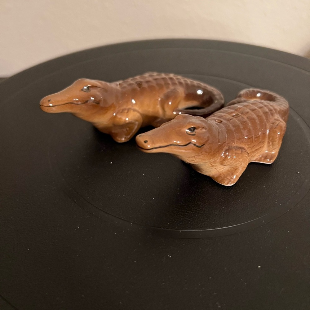 Vintage brown ceramic alligator salt and pepper shakers